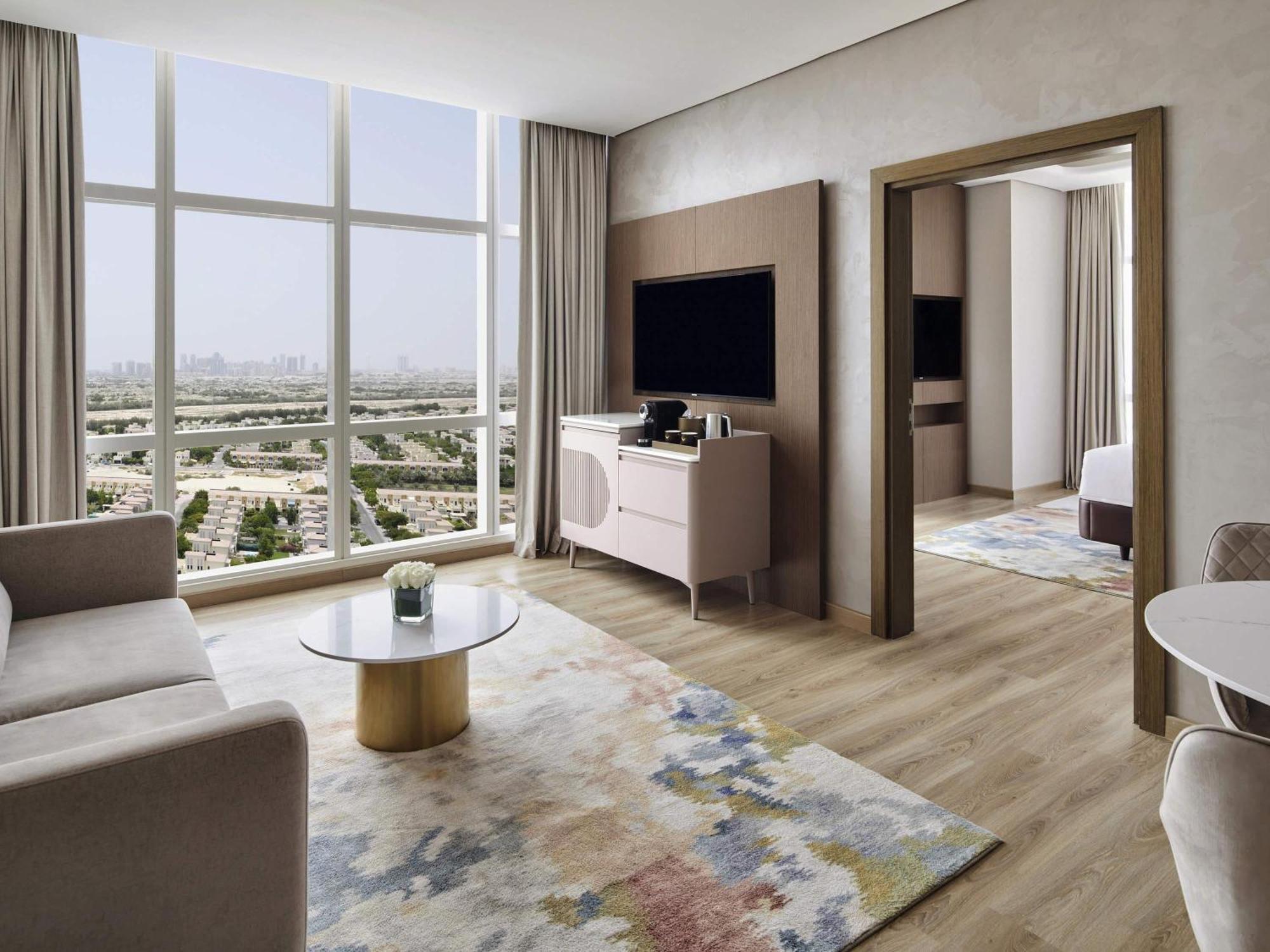 Deluxe King Suite Panoramic City View Shuttle to the Beach Mall & Metro Station