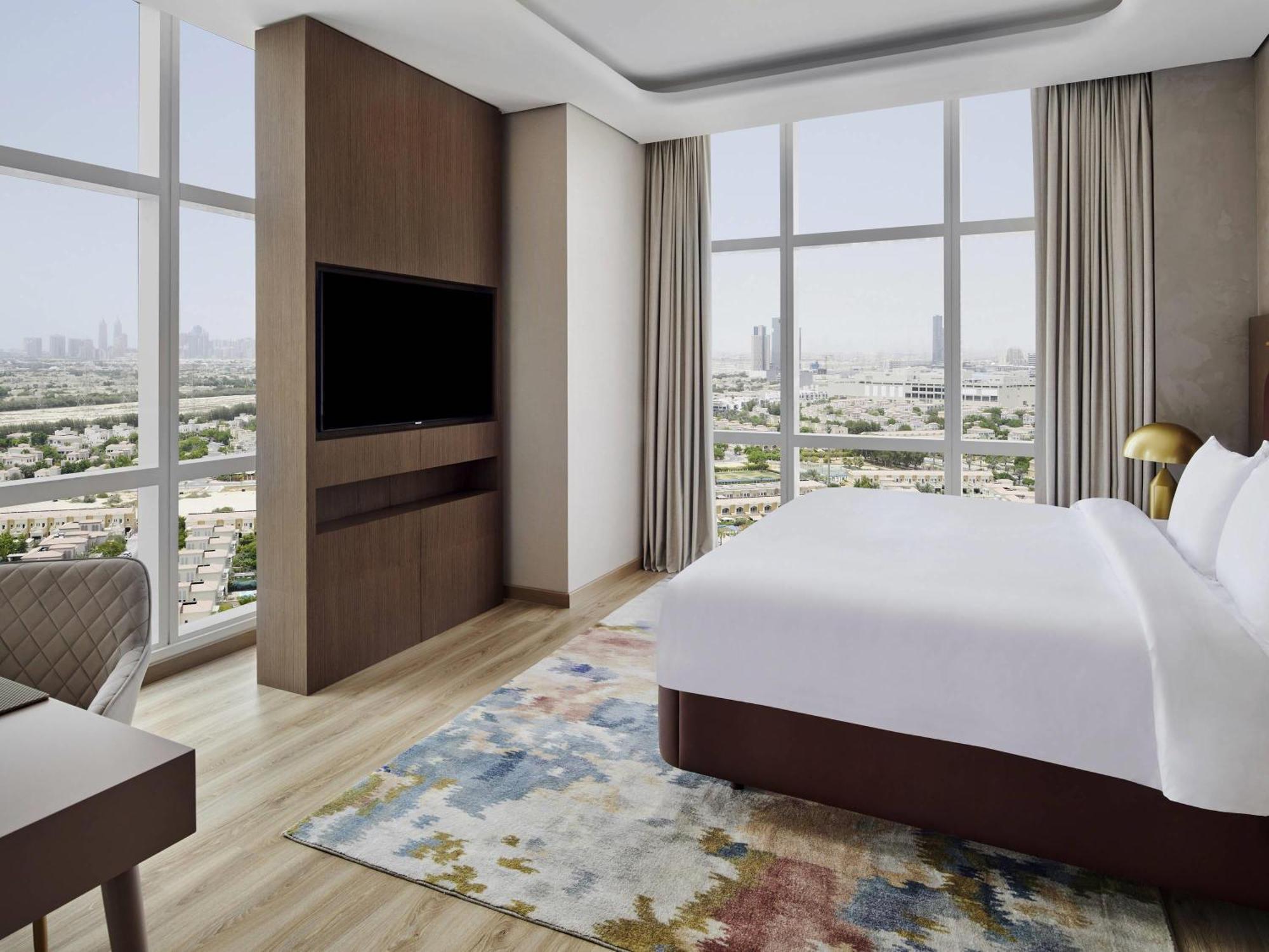 Deluxe King Suite Panoramic City View Shuttle to the Beach Mall & Metro Station