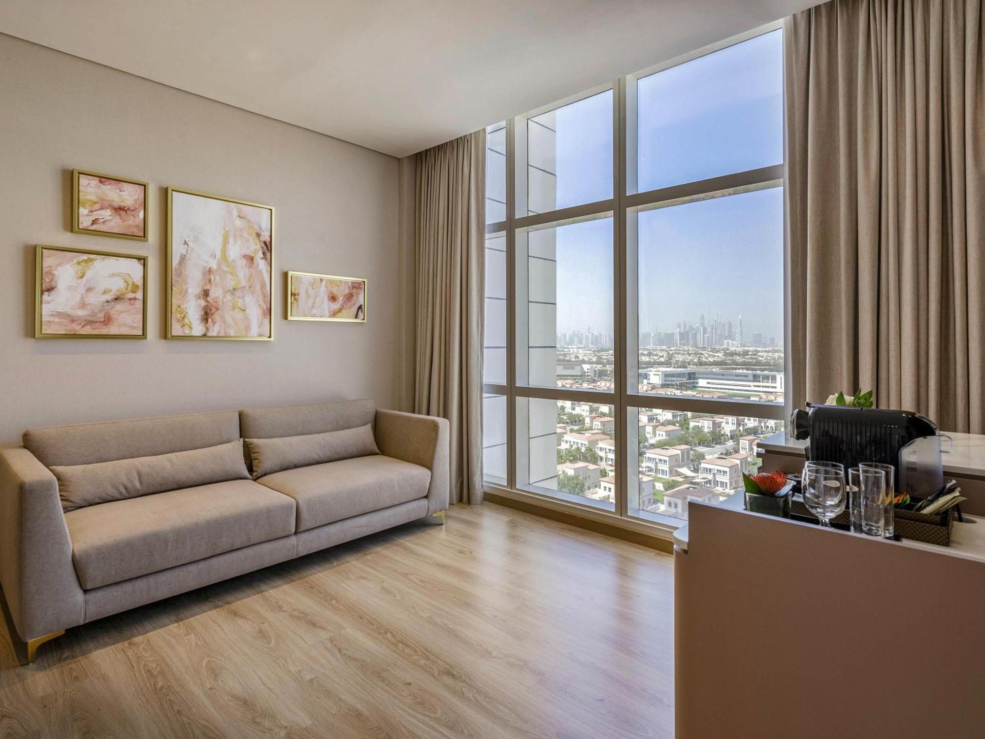 Superior King Suite City View Shuttle to the Beach Mall & Metro Station