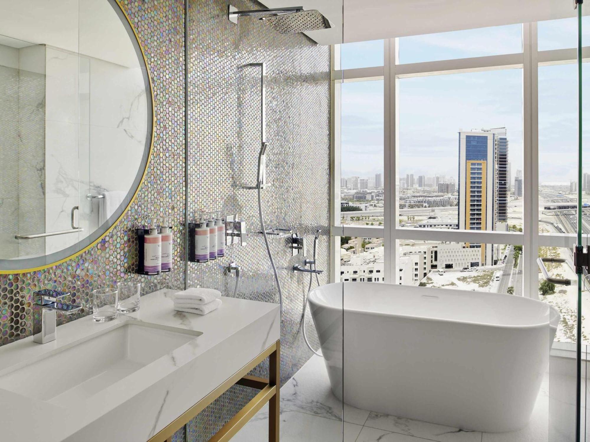 Superior King Suite City View Shuttle to the Beach Mall & Metro Station