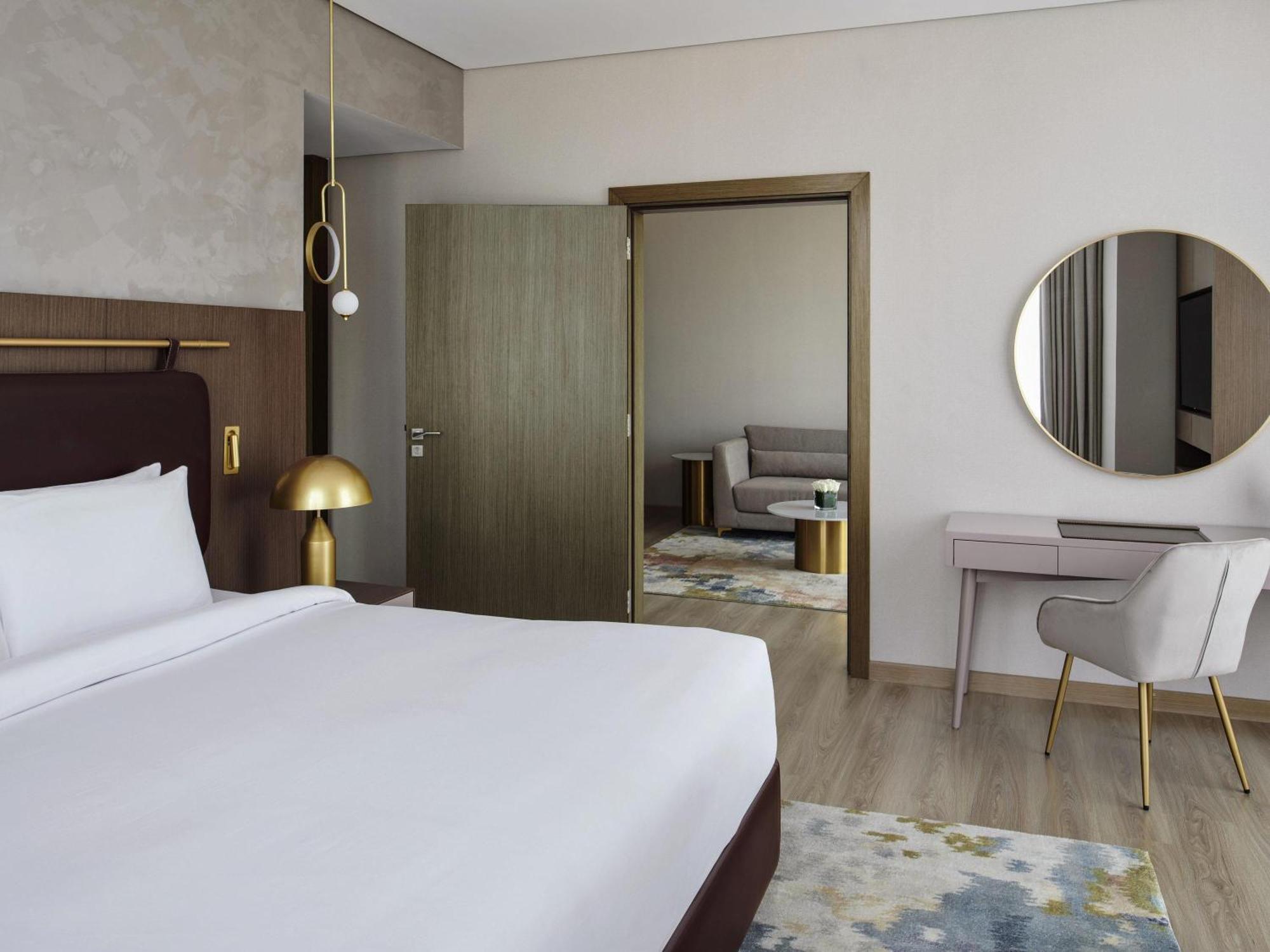 Superior King Suite City View Shuttle to the Beach Mall & Metro Station