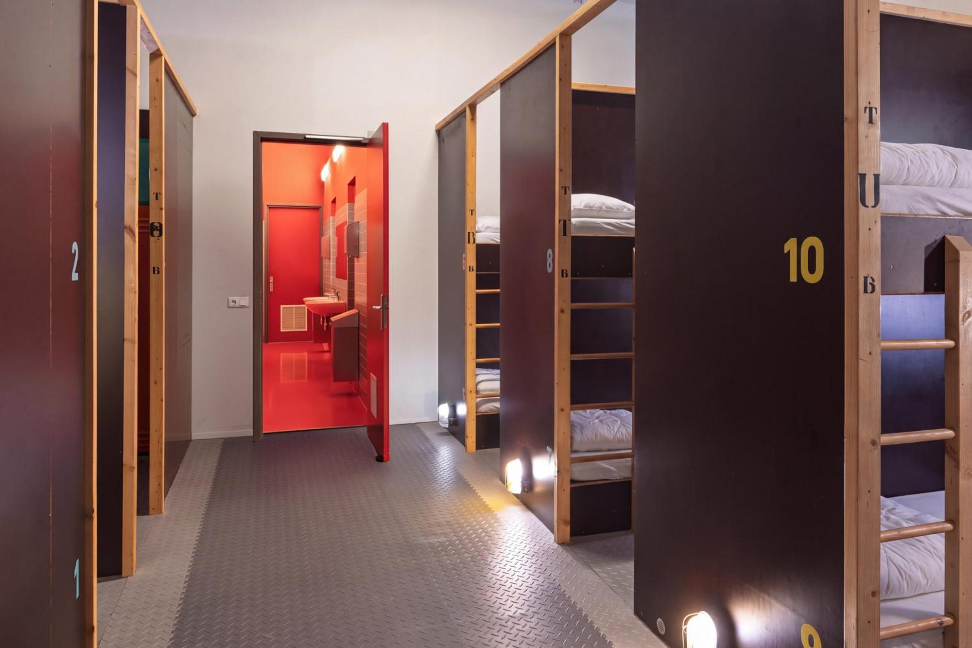 Bed 12-Bed Mixed Room Shower