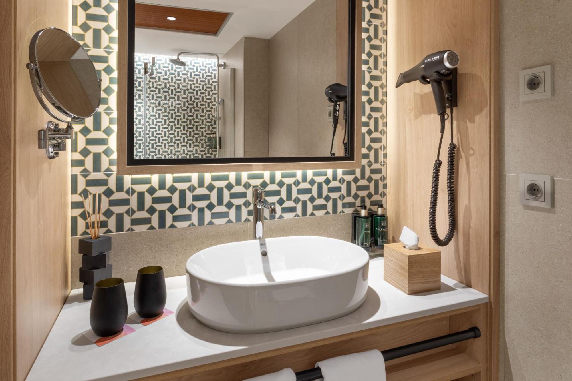 Deluxe Double or Twin Room Sea View