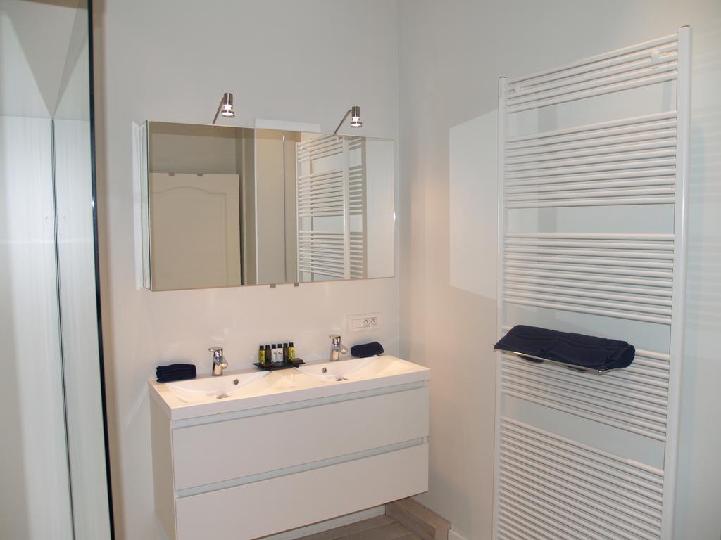 Deluxe Double Room Shower