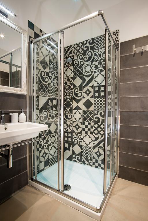Standard Single Room Shower