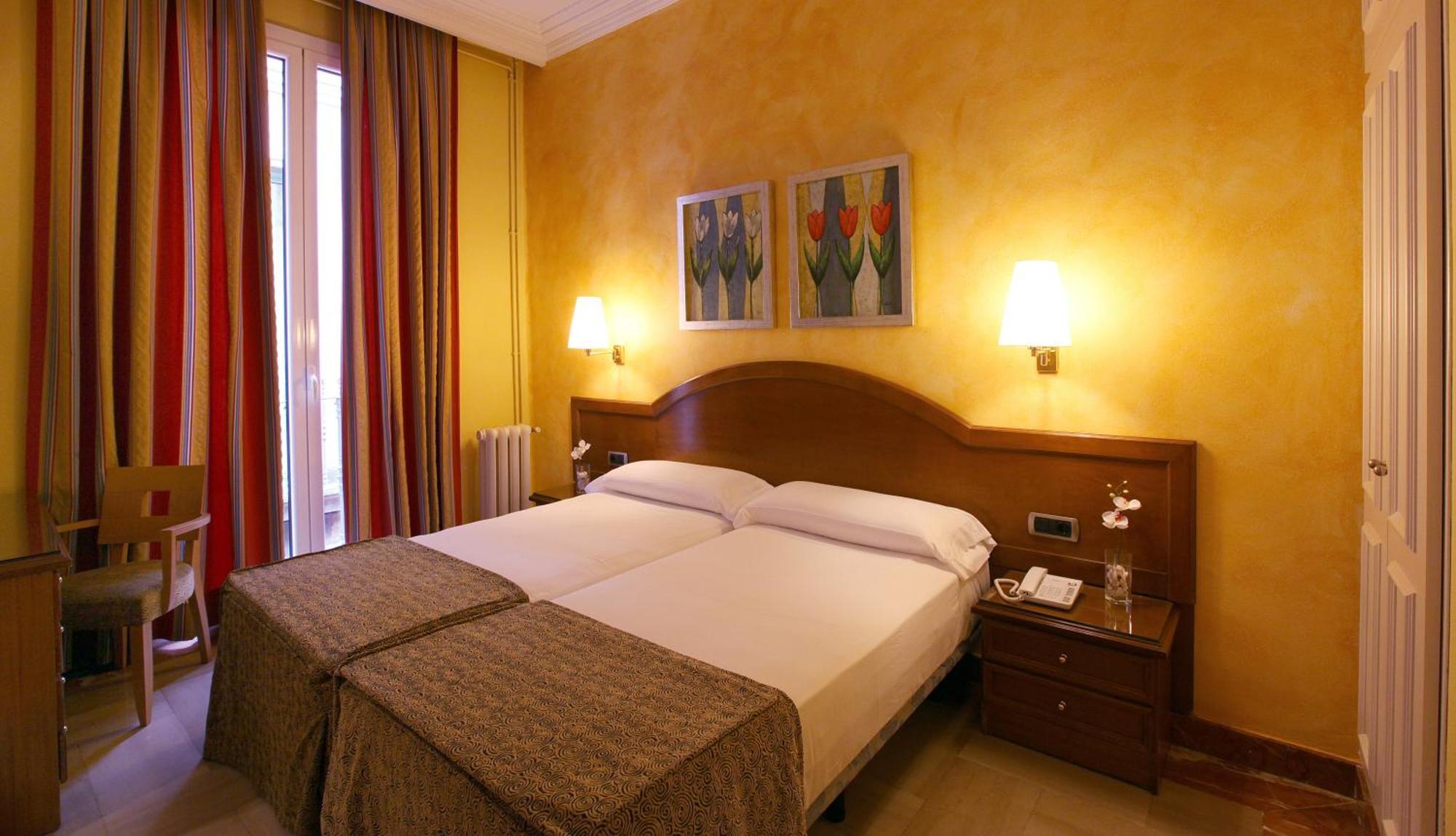 Quarto com Cama de Casal ou 2 de Solteiro