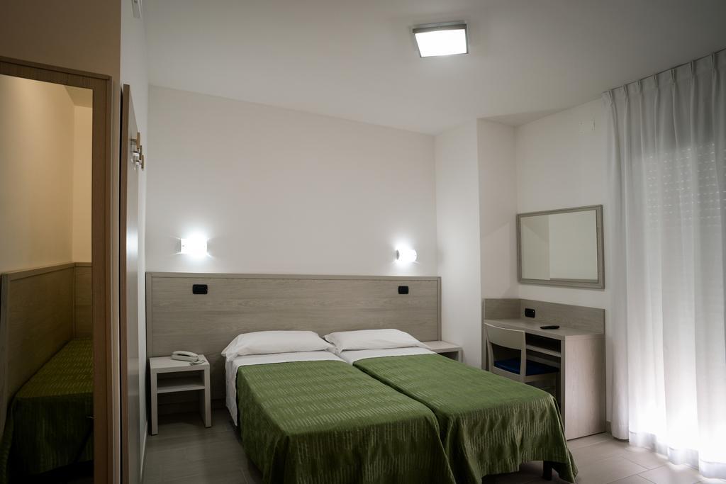 Dreibettzimmer mit Balkon
