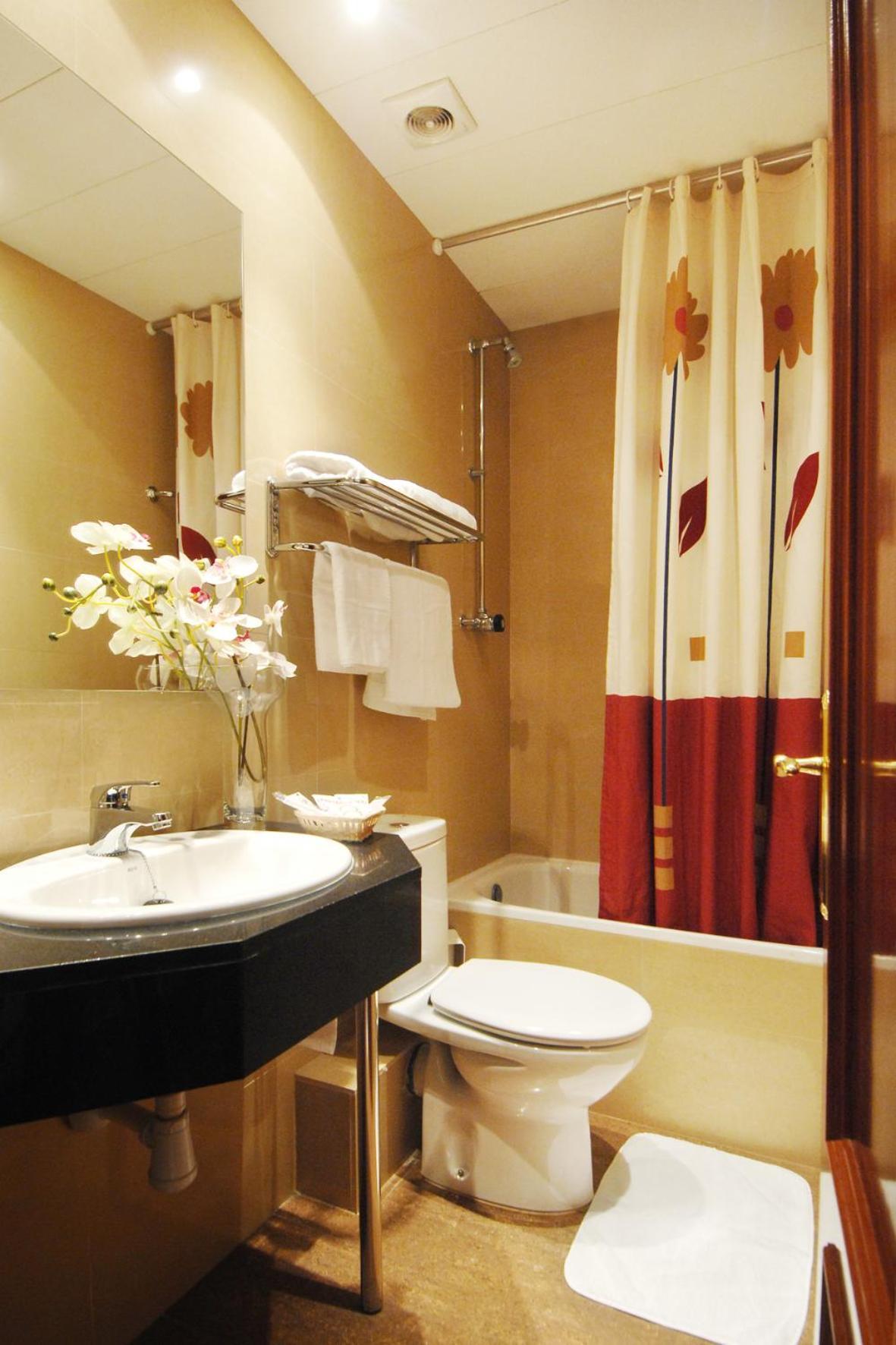Double or Twin Room Private Bathroom