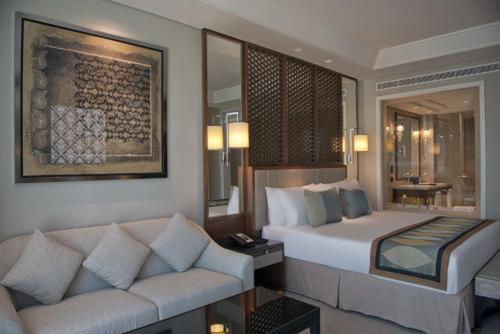 Luxuriöses Zimmer mit Kingsize-Bett und Blick auf Burj
