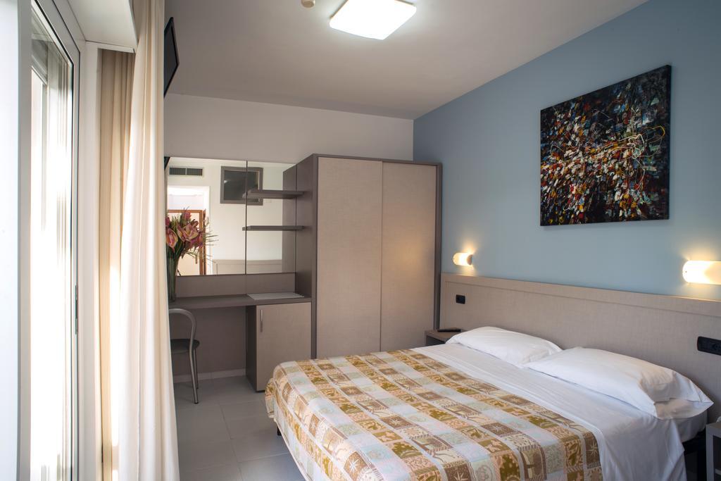 Doppel-/Zweibettzimmer mit Balkon