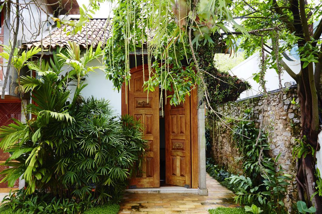 Quarto com Cama King-size e Vista do Jardim