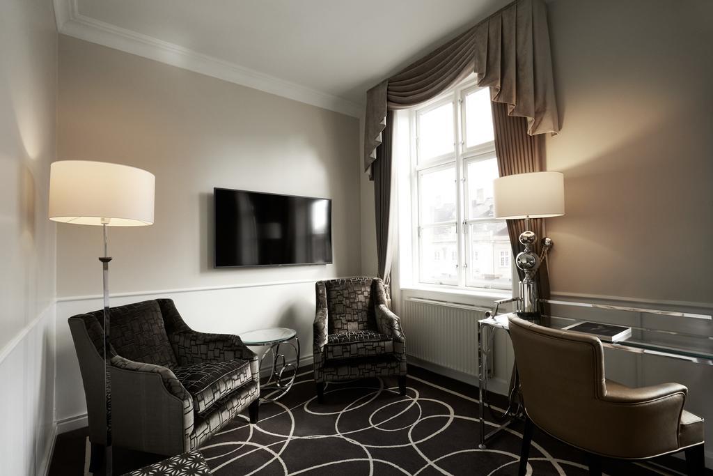 Junior Suite Access to Executive Lounge