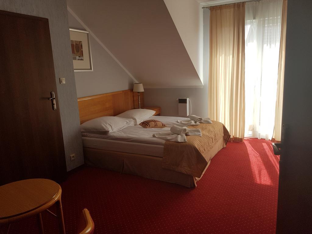 Zweibettzimmer mit Balkon