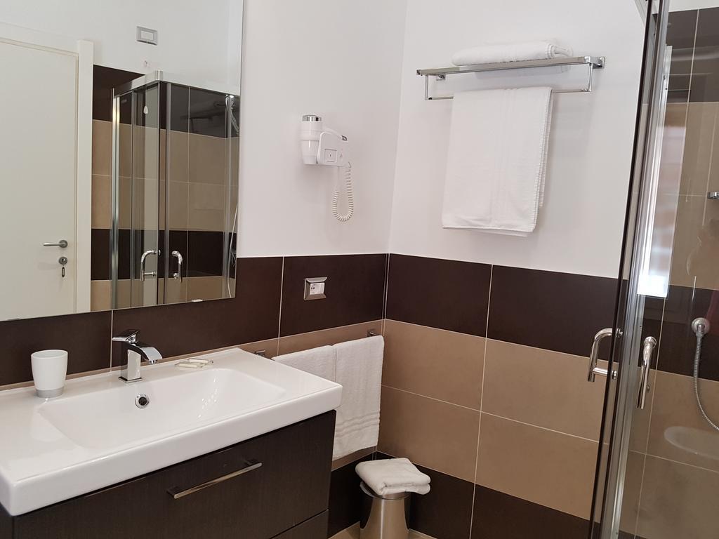 Comfort Triple Room Shower