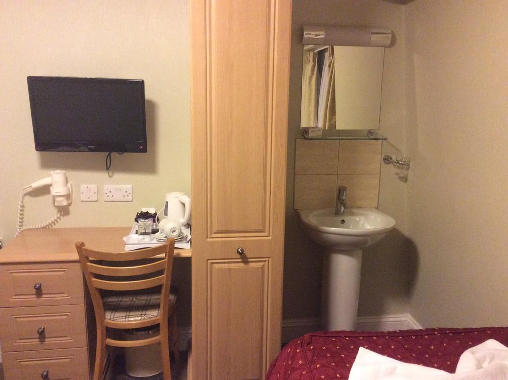 Quarto Standard com 2 Camas de Solteiro, Banheiro e Toalete Compartilhados