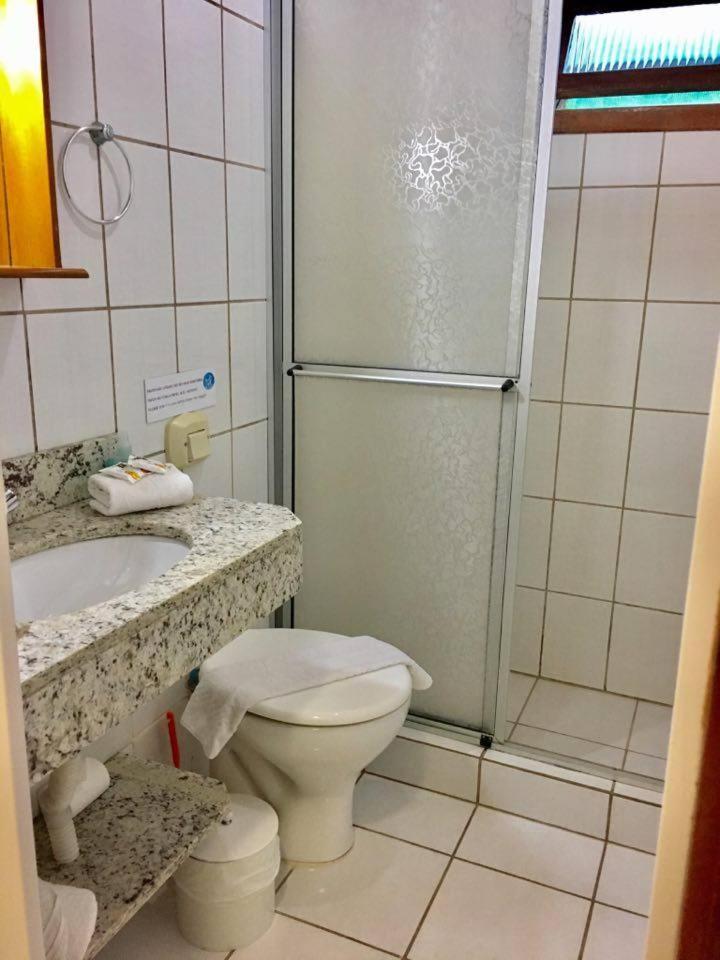 Quarto com 2 Camas de Solteiro e Banheiro Privativo