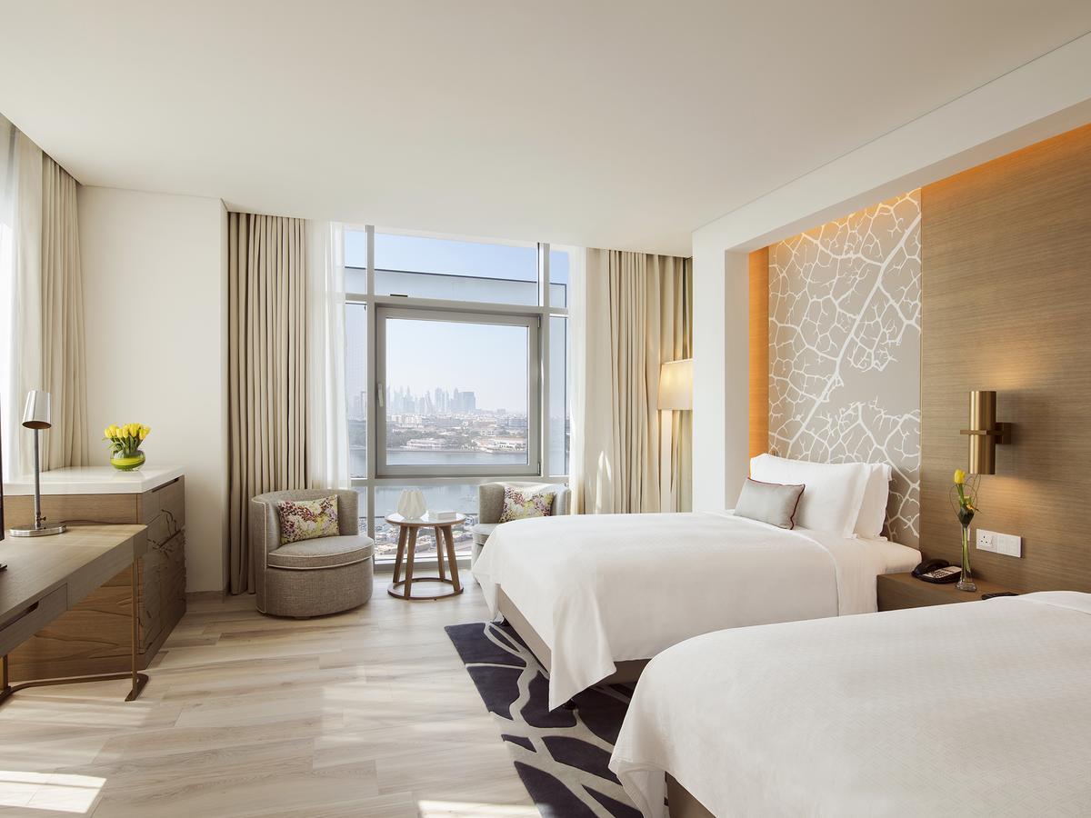 Room Lounge Access Twin Beds F&B