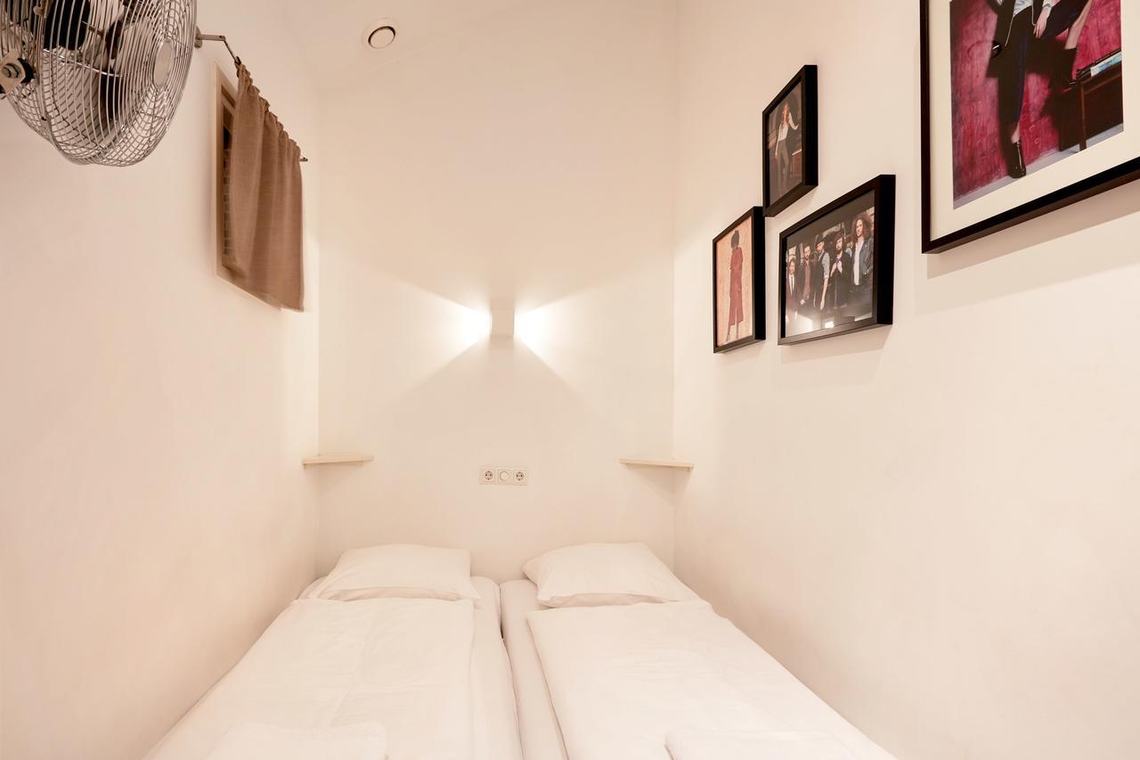 Quarto Invisible no Andar Inferior (Banheiro Compartilhado)