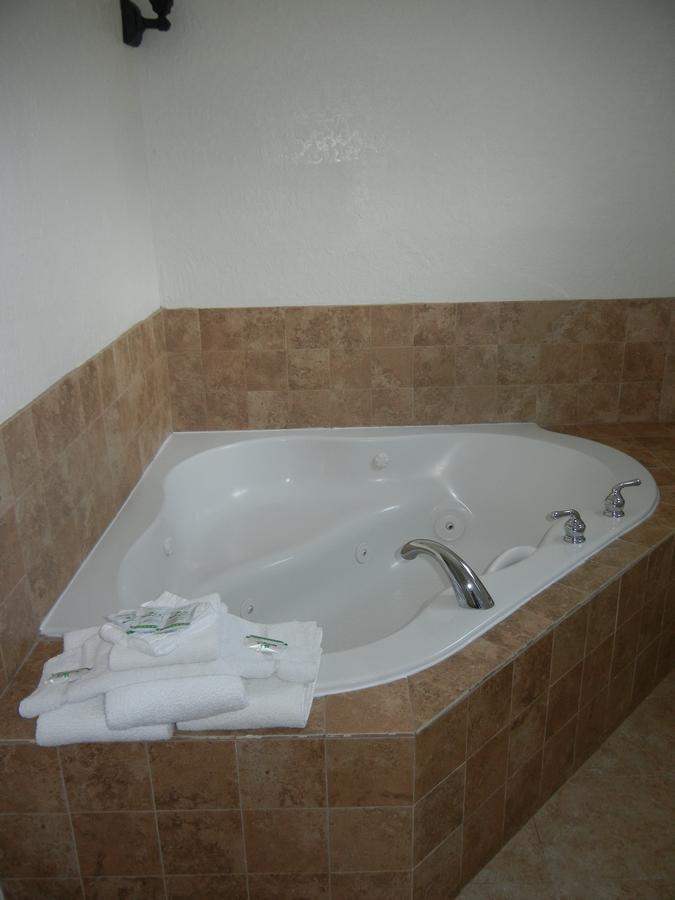 Zimmer mit Kingsize-Bett und Whirlpool