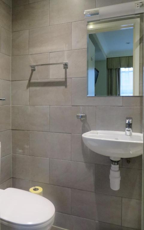 Quarto com 2 Camas de Solteiro e Banheiro Privativo