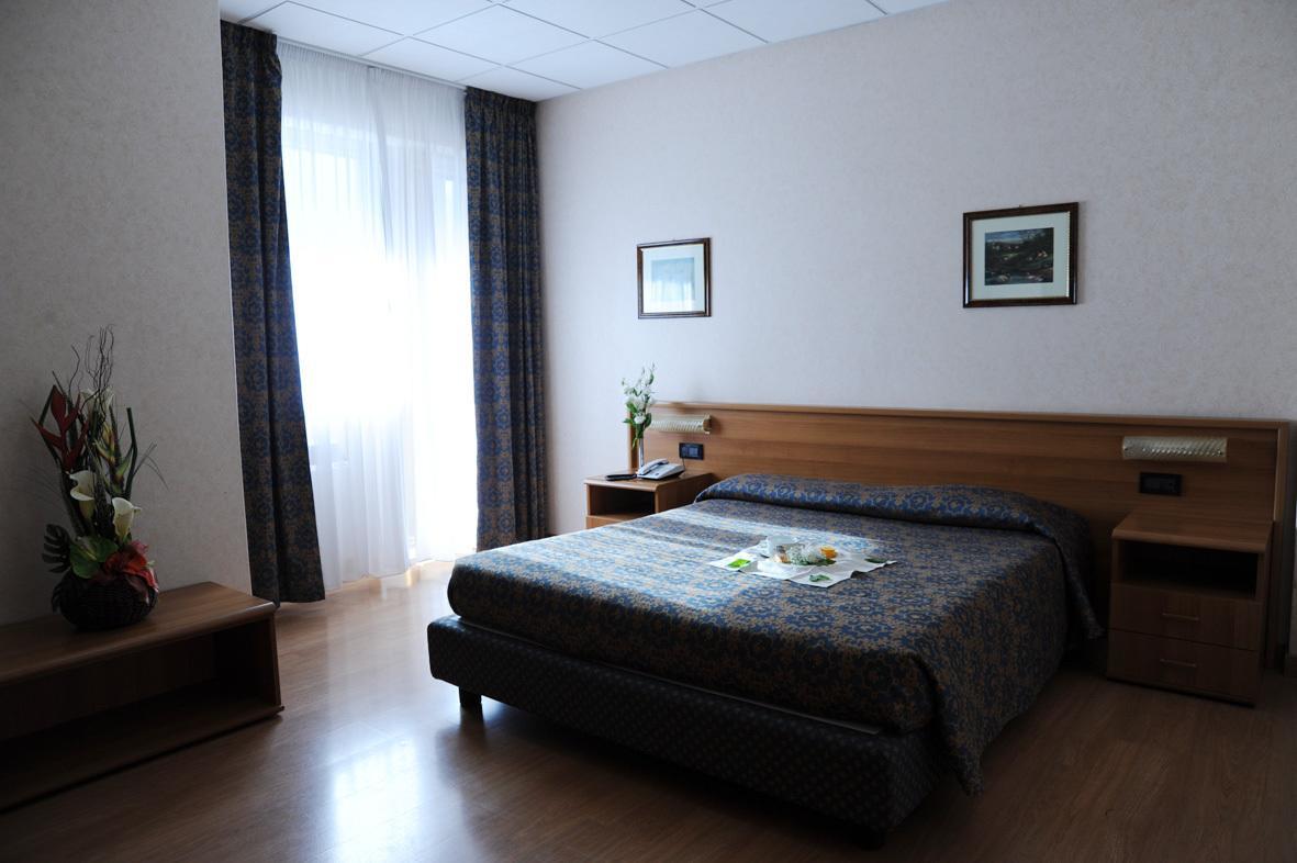 Double Room with Lake View,649182300:JPEG