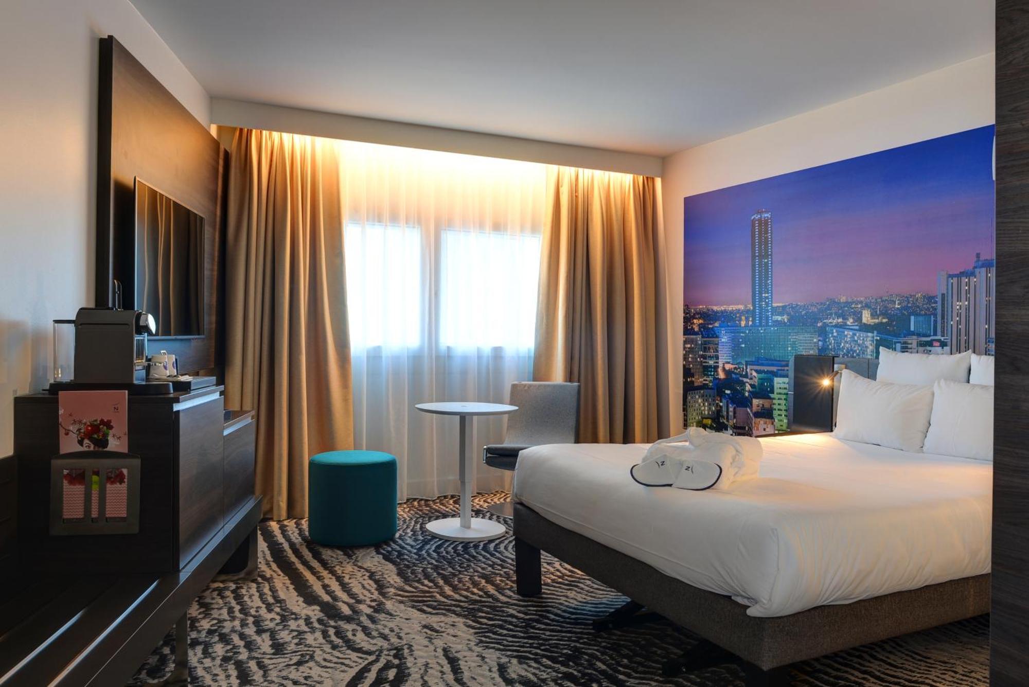 Quarto Executivo com Cama Queen-size e Sofá de 2 Lugares - Vista de Paris