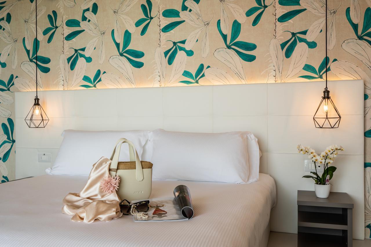 Deluxe Suite Partial Sea View