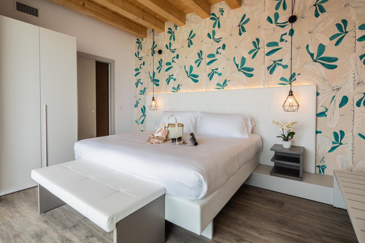 Deluxe Suite Partial Sea View
