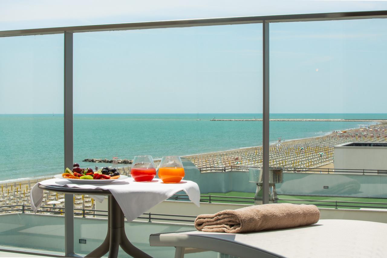 Deluxe Suite Partial Sea View