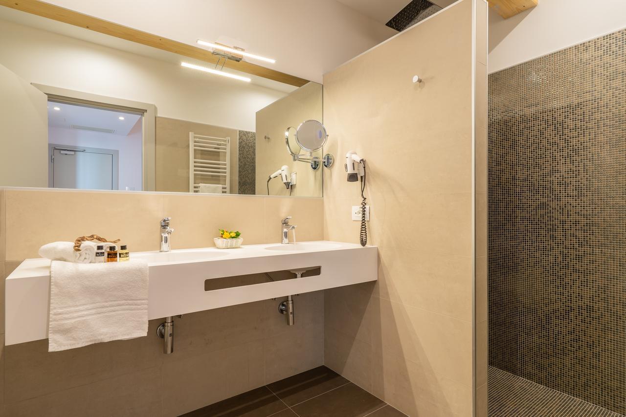 Deluxe Suite Partial Sea View