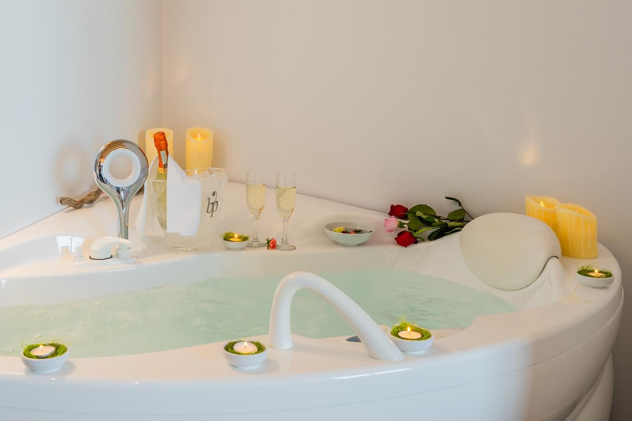 Deluxe Suite Spa Bath