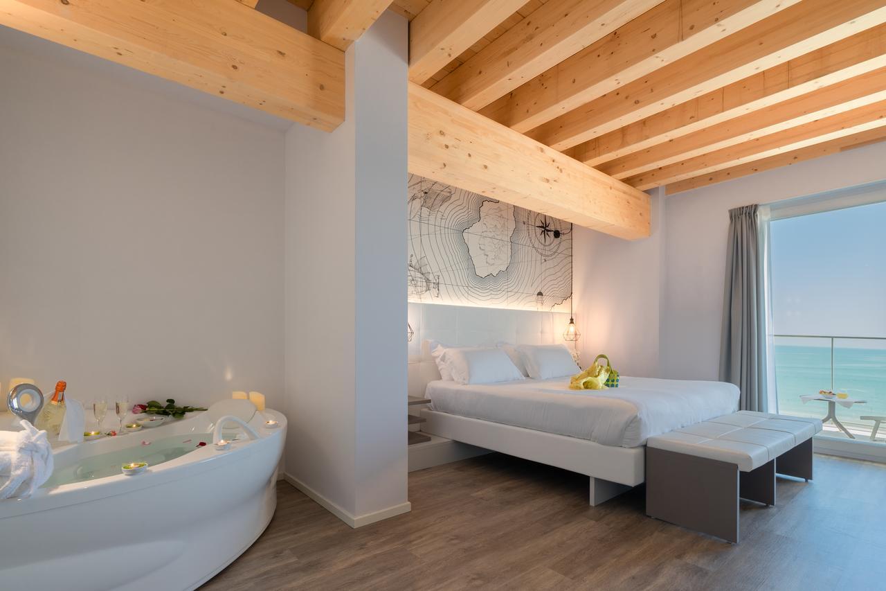 Deluxe Suite Spa Bath
