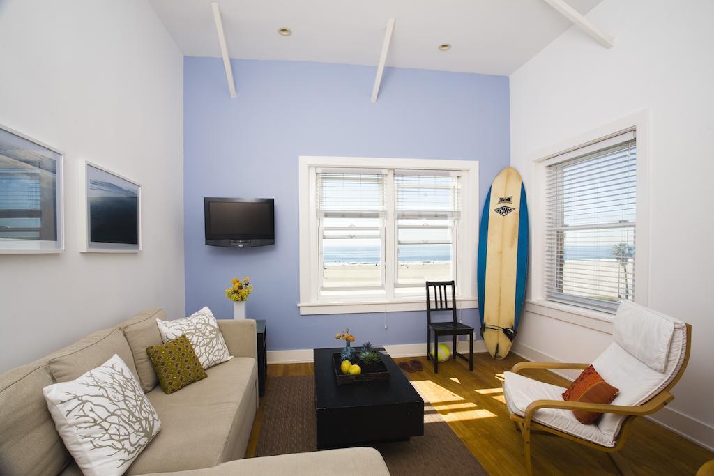 Top Floor One-Bedroom Suite Beachfront Ocean View 1 Queen Bed 1 Sofa Bed