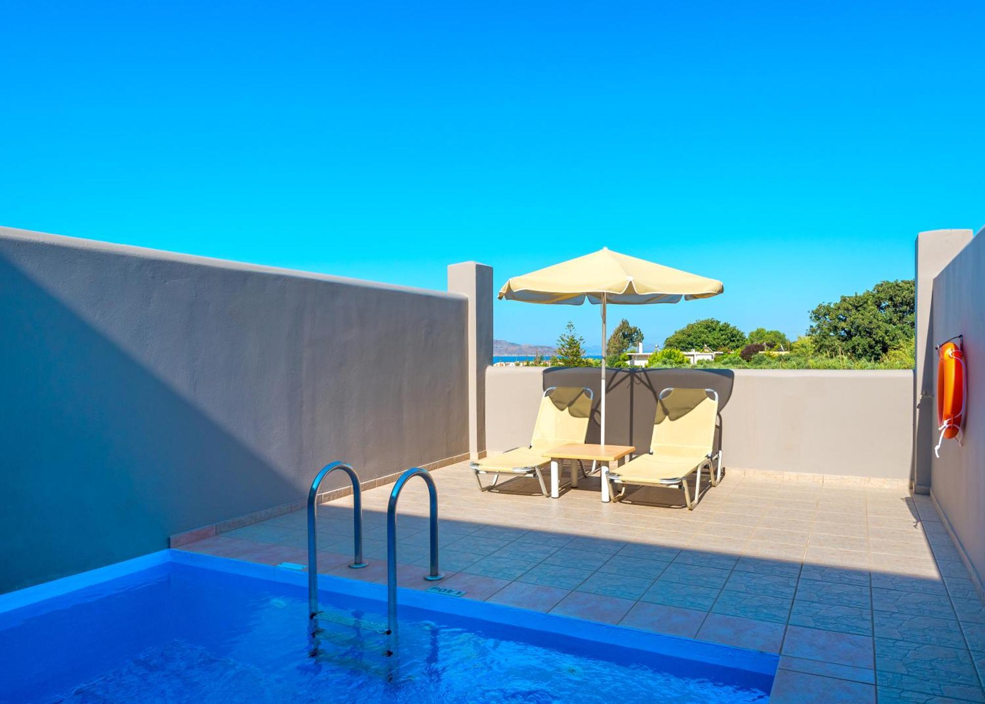 Junior Suite with Private Pool,677571657:JPEG