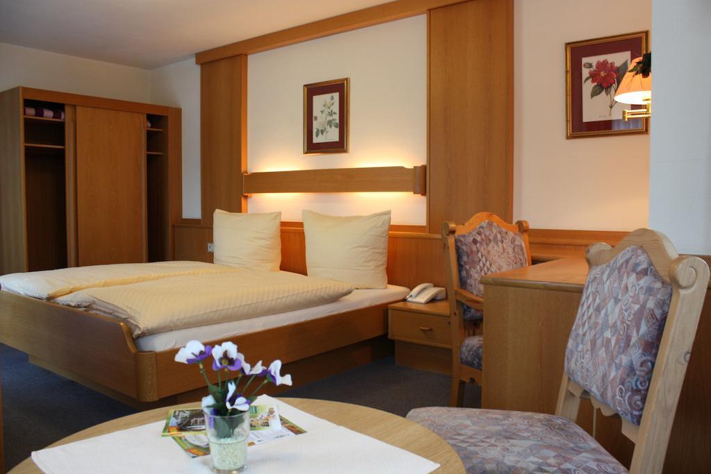 Doppelzimmer mit Balkon und Bergblick