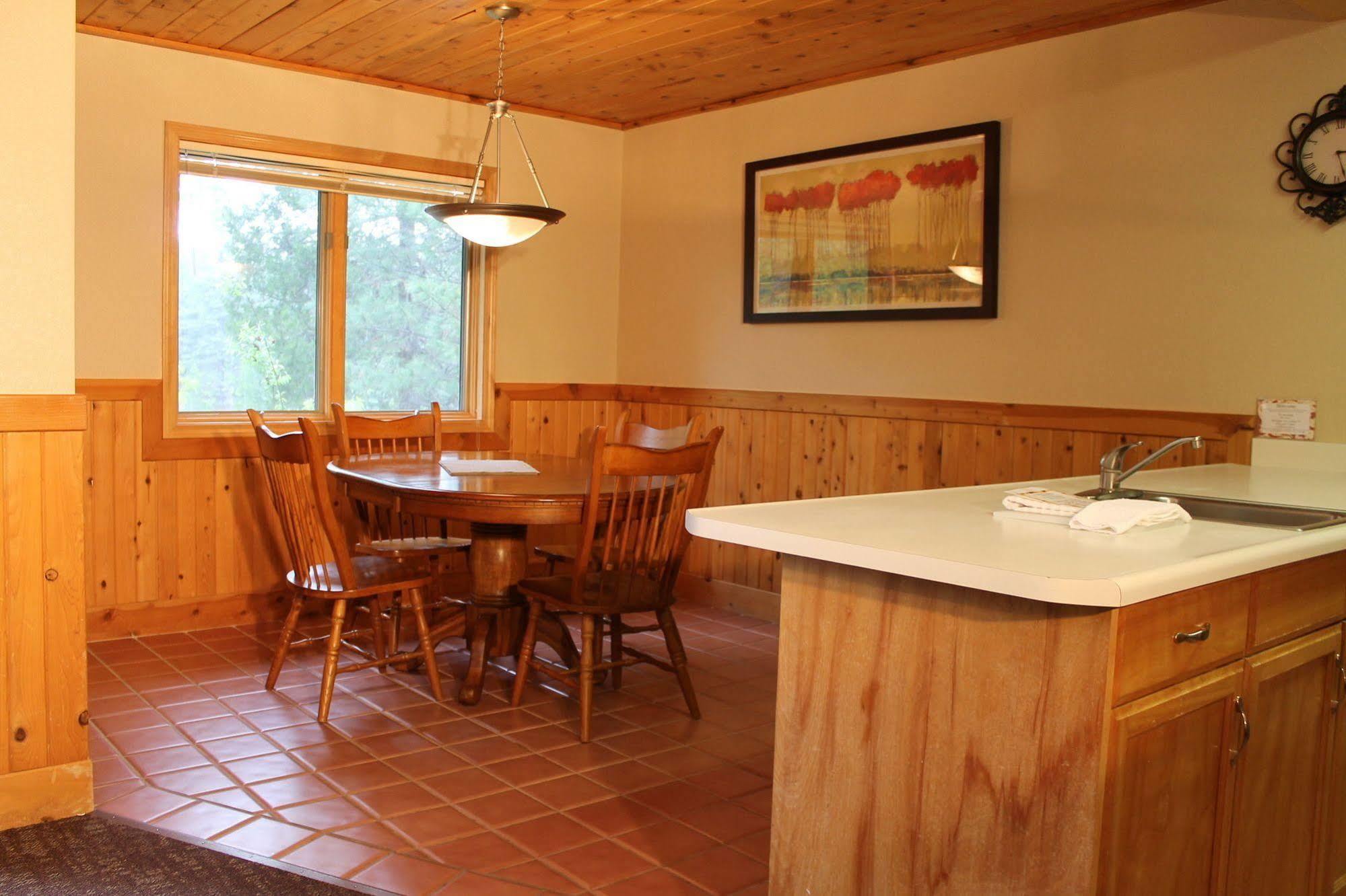 Deluxe One-Bedroom Chalet Lake View
