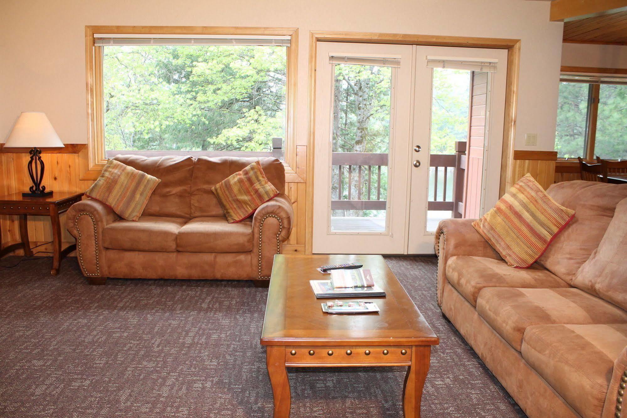 Deluxe One-Bedroom Chalet Lake View