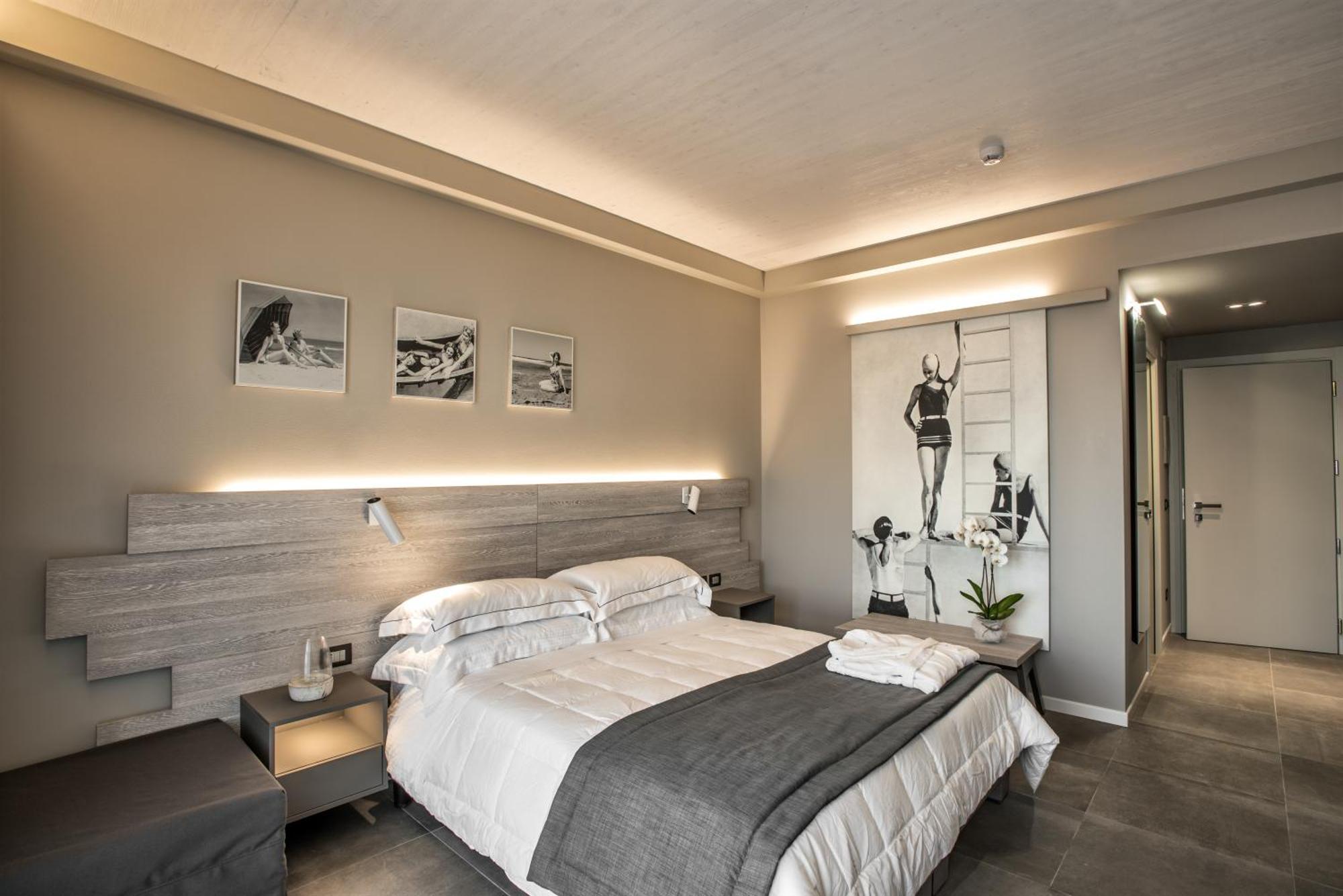 Double or Twin Room Side Sea View
