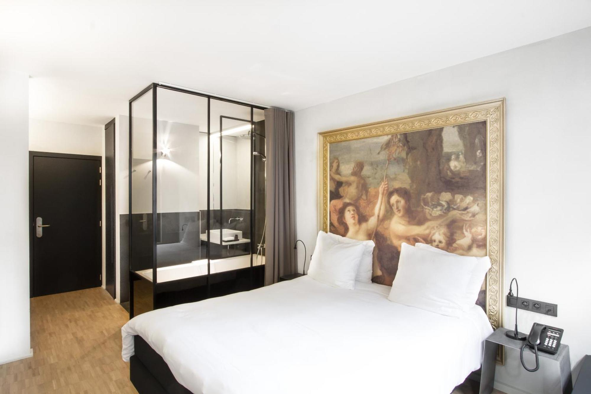Superior Double Room bath Cathedral View