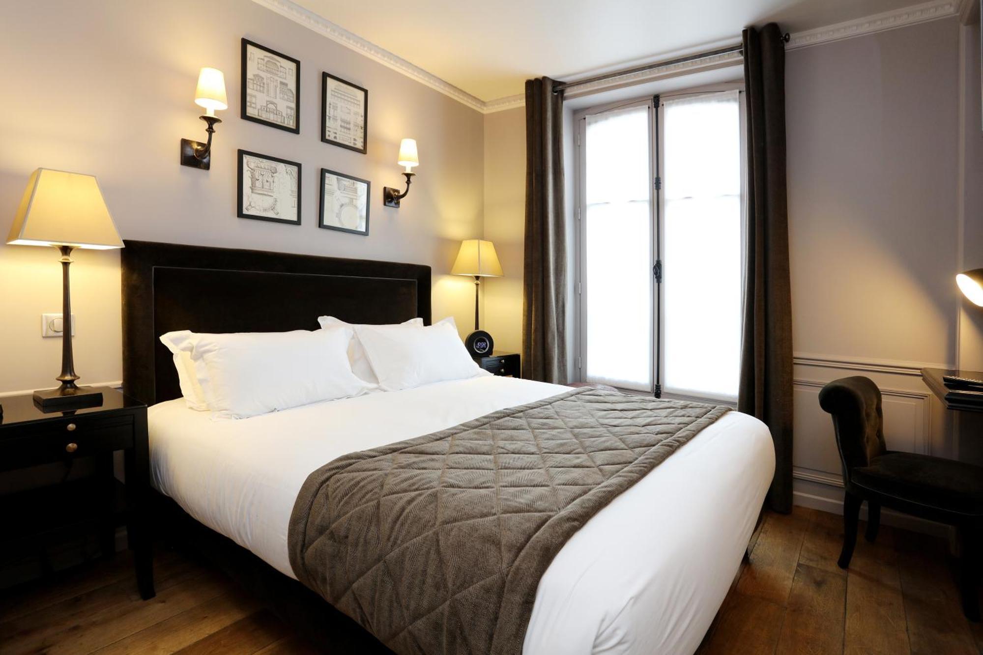 Superior double room with balcony and top Eiffel tower view
