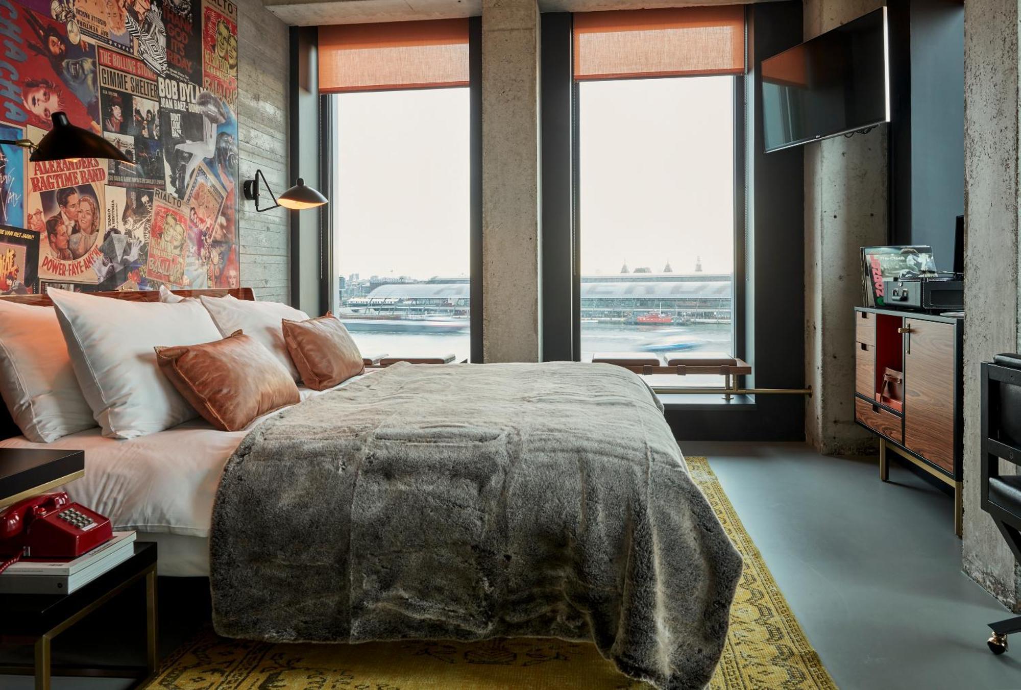 Deluxe Corner Room City View
