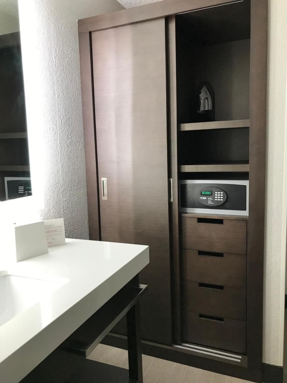 Deluxe King Studio Suite Non-Smoking