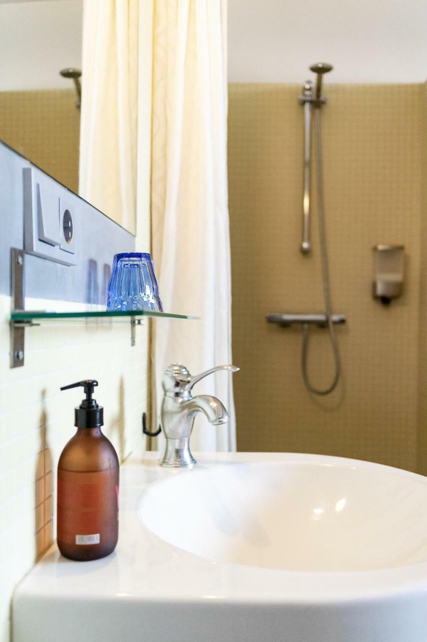 Budget Double Room Shower