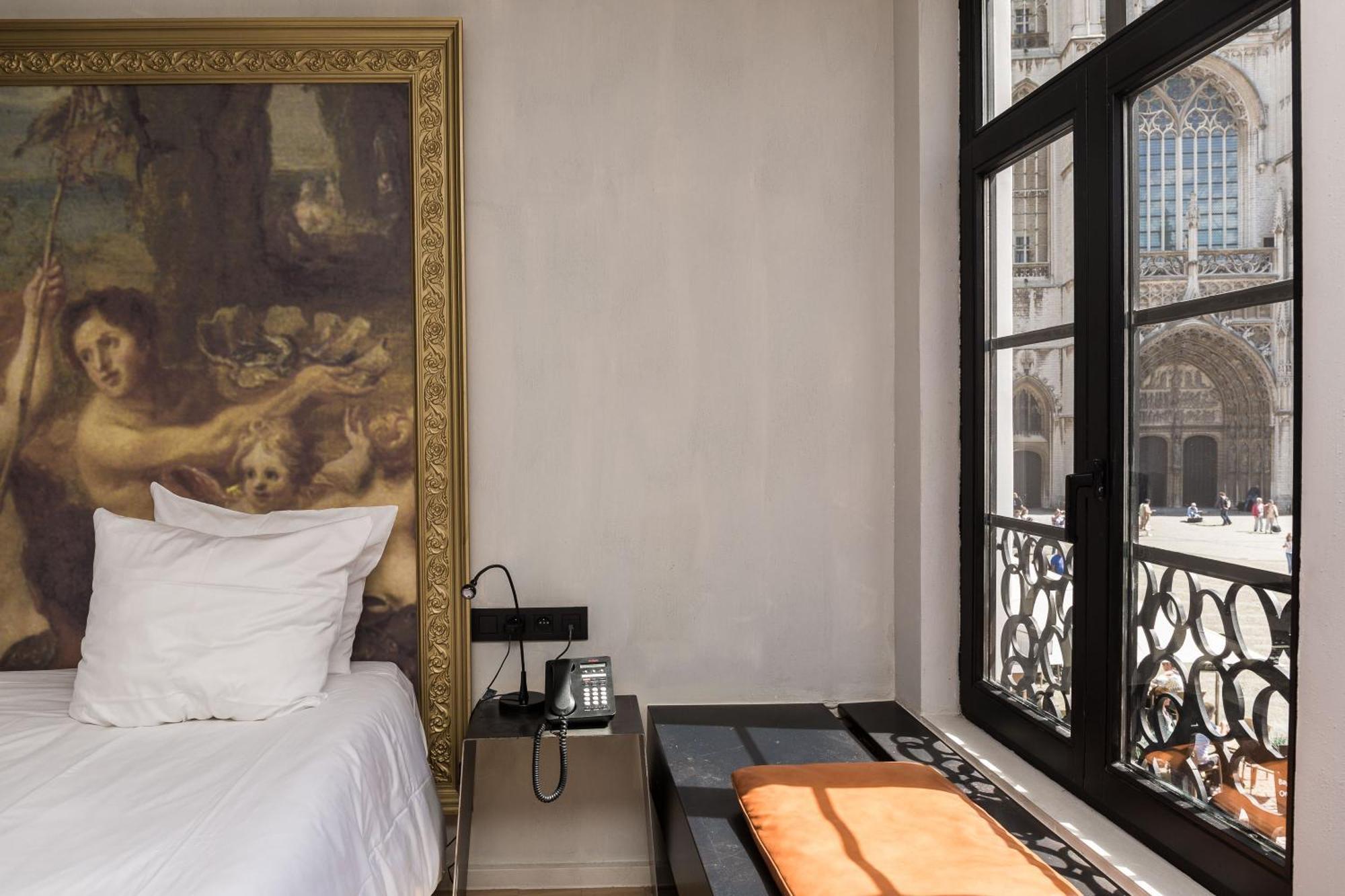 Superior Double Room bath Cathedral View