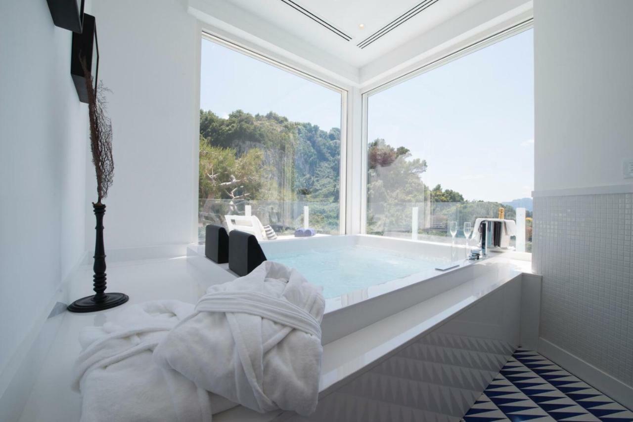 Deluxe Suite Spa Bath