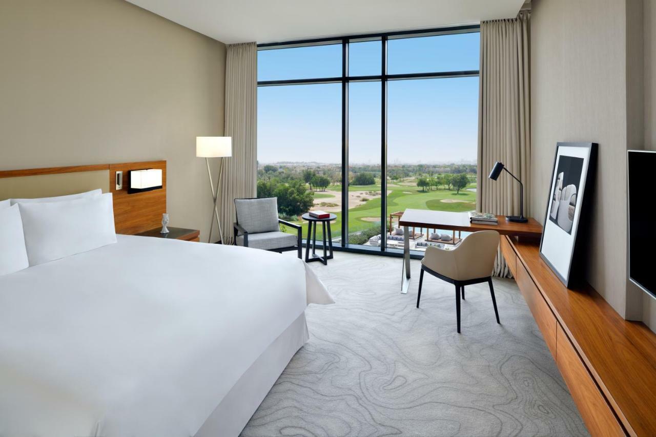 Premier Suite mit eigenem Balkon und Blick auf den Golfplatz