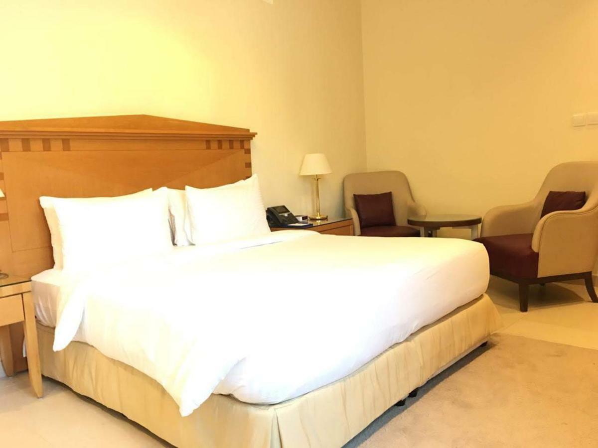 Sandy Shore Three Bedroom Suite on F&B Heart of Kite Beach