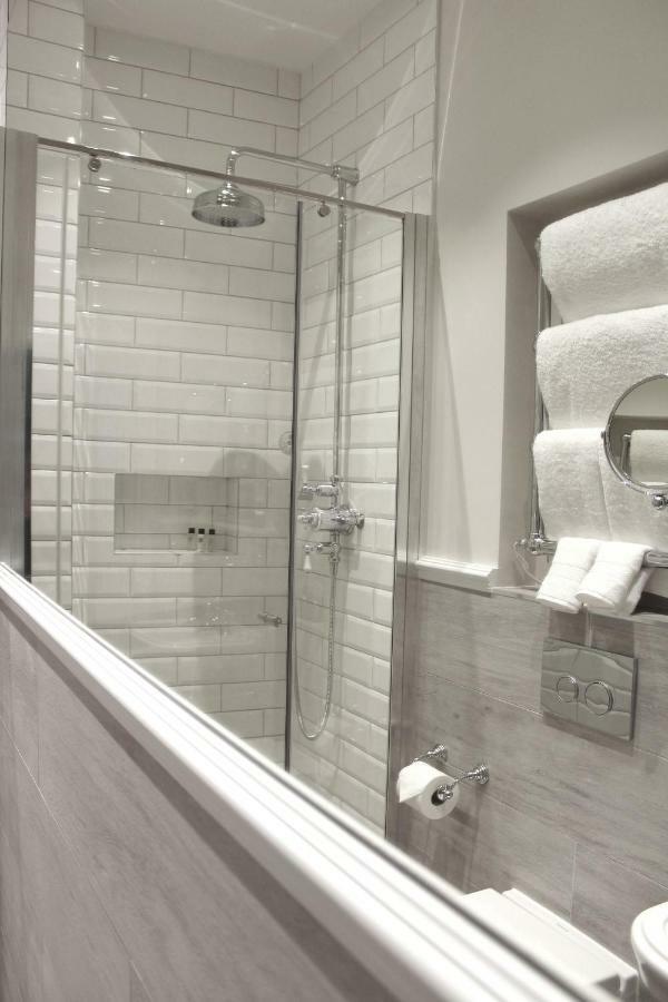 Deluxe Double Room Shower