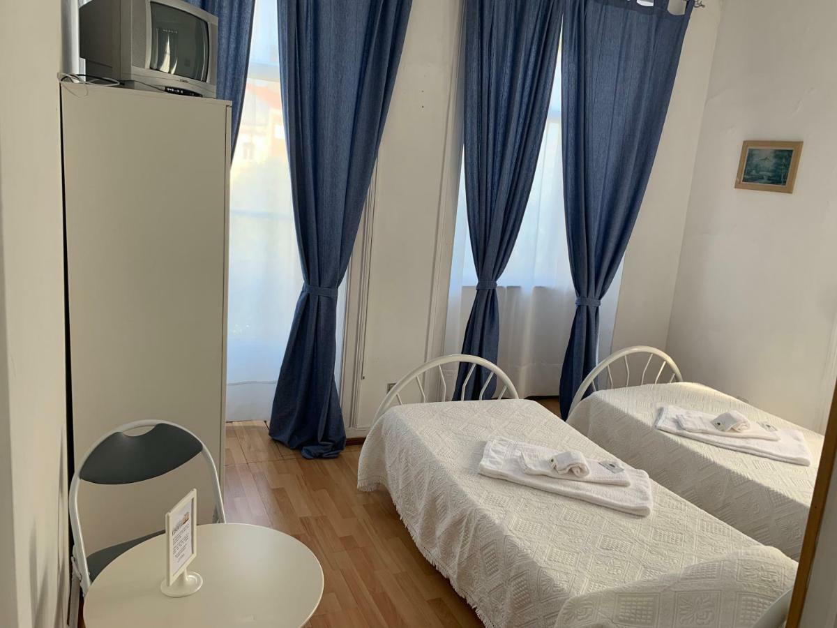 Quarto com 2 Camas de Solteiro