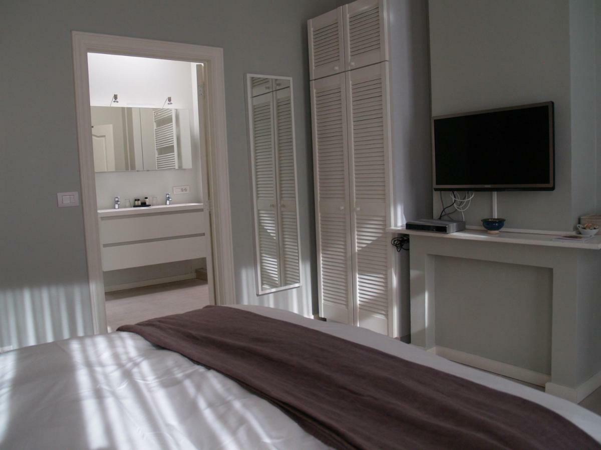 Deluxe Double Room Shower